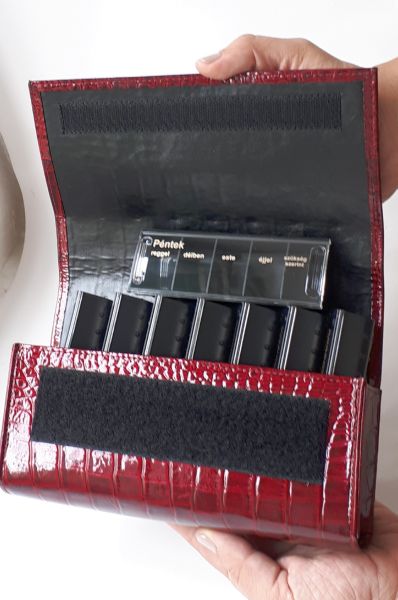 anabox gyógyszertartó barna bőr heti.jpg